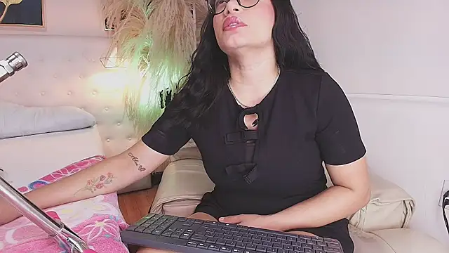Snapshot of valerie_lya chatting on June 25, 12:54 pm valerie lya online show from June 25, 12:54 pm