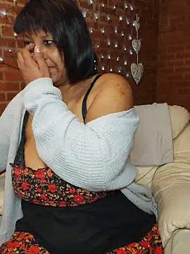 Snapshot of Lilybanx chatting on May 5, 7:39 pm Lilybanx online show from May 5, 7:39 pm