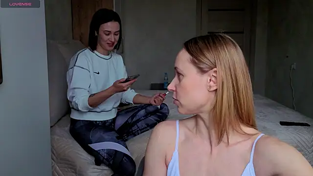 sweeetgirls2021 online show from April 19, 2:56 am