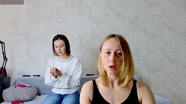 sweeetgirls2021 online show from April 12, 3:10 am