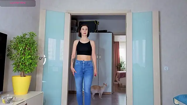 sweeetgirls2021 online show from February 18, 3:04 am