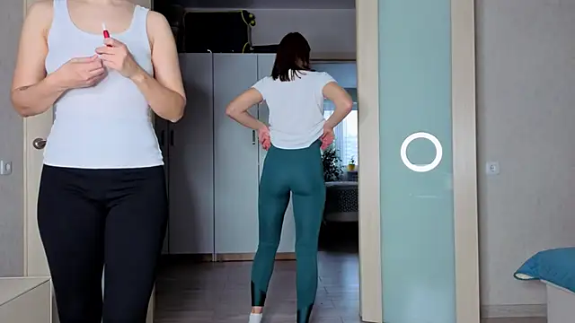 sweeetgirls2021 online show from January 12, 2:51 am