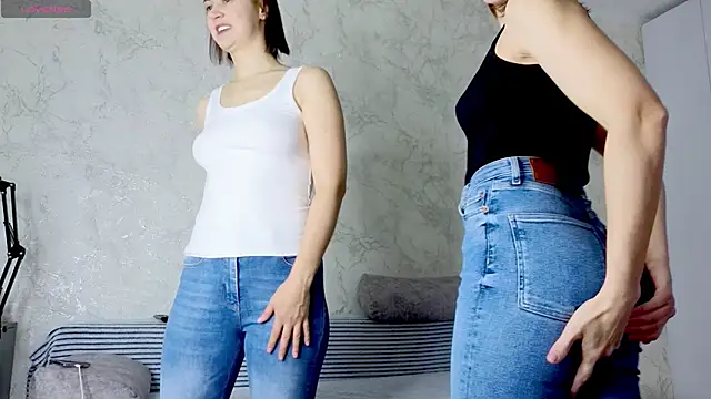 sweeetgirls2021 online show from February 15, 2:56 am