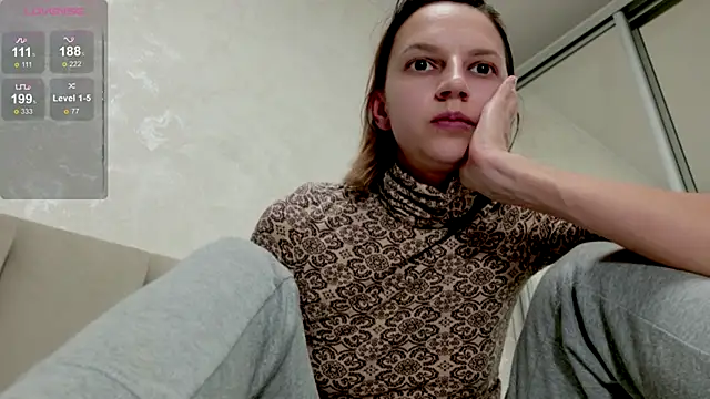 Snapshot of Alisa-w chatting on November 17, 2:32 pm Alisa-w online show from November 17, 2:32 pm