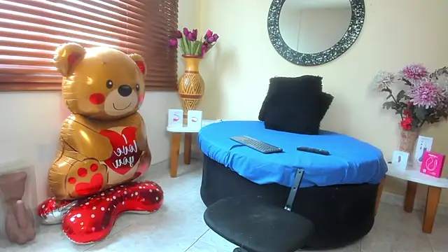 NicoleSantana online show from April 2, 8:15 pm