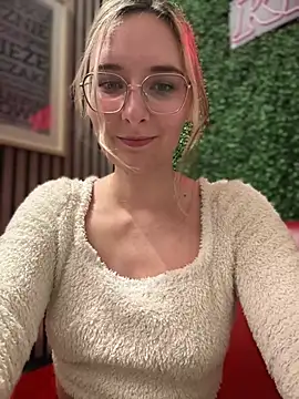 Snapshot of The_Snowwhitee chatting on February 9, 6:58 pm The Snowwhitee online show from February 9, 6:58 pm