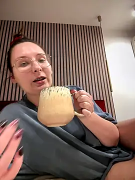 Snapshot of The_Snowwhitee chatting on November 30, 3:57 pm The Snowwhitee online show from November 30, 3:57 pm