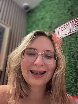 Snapshot of The_Snowwhitee chatting on February 23, 12:37 pm The Snowwhitee online show from February 23, 12:37 pm