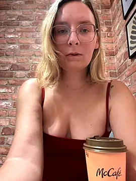 Snapshot of The_Snowwhitee chatting on September 10, 7:13 pm The Snowwhitee online show from September 10, 7:13 pm