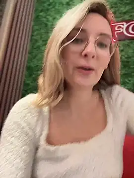 Snapshot of The_Snowwhitee chatting on March 15, 9:05 pm The Snowwhitee online show from March 15, 9:05 pm