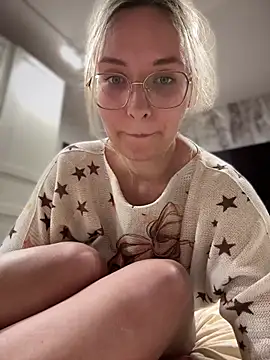 Snapshot of The_Snowwhitee chatting on February 16, 5:04 pm The Snowwhitee online show from February 16, 5:04 pm