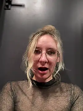 Snapshot of The_Snowwhitee chatting on February 19, 10:20 pm The Snowwhitee online show from February 19, 10:20 pm