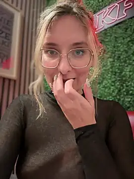 Snapshot of The_Snowwhitee chatting on February 22, 9:01 am The Snowwhitee online show from February 22, 9:01 am