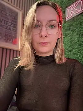 Snapshot of The_Snowwhitee chatting on March 9, 9:13 am The Snowwhitee online show from March 9, 9:13 am