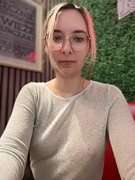 Snapshot of The_Snowwhitee chatting on February 8, 9:24 am The Snowwhitee online show from February 8, 9:24 am