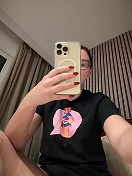 Snapshot of The_Snowwhitee chatting on October 12, 6:20 pm The Snowwhitee online show from October 12, 6:20 pm