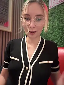 Snapshot of The_Snowwhitee chatting on March 13, 7:17 pm The Snowwhitee online show from March 13, 7:17 pm