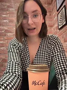 Snapshot of The_Snowwhitee chatting on October 1, 8:19 am The Snowwhitee online show from October 1, 8:19 am