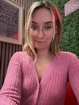 Snapshot of The_Snowwhitee chatting on February 9, 9:16 am The Snowwhitee online show from February 9, 9:16 am