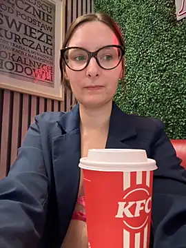 Snapshot of The_Snowwhitee chatting on November 6, 9:13 am The Snowwhitee online show from November 6, 9:13 am