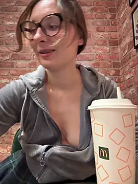 The Snowwhitee online show from December 22, 9:04 pm