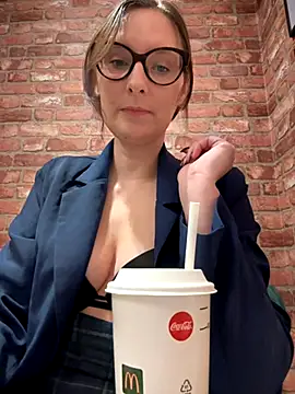 Snapshot of The_Snowwhitee chatting on December 1, 9:04 pm The Snowwhitee online show from December 1, 9:04 pm