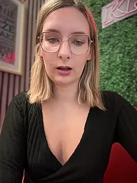 Snapshot of The_Snowwhitee chatting on March 6, 9:14 am The Snowwhitee online show from March 6, 9:14 am