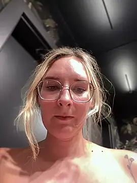 Snapshot of The_Snowwhitee chatting on February 12, 10:15 pm The Snowwhitee online show from February 12, 10:15 pm