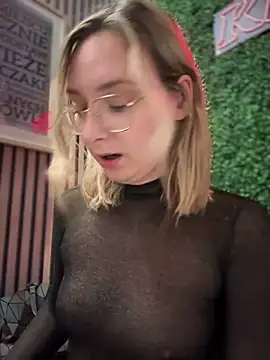 Snapshot of The_Snowwhitee chatting on March 8, 9:08 pm The Snowwhitee online show from March 8, 9:08 pm