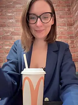 Snapshot of The_Snowwhitee chatting on November 20, 9:15 pm The Snowwhitee online show from November 20, 9:15 pm