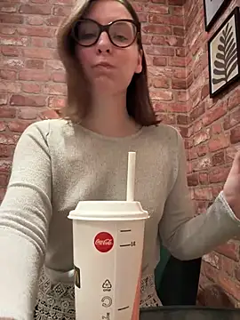 Snapshot of The_Snowwhitee chatting on December 14, 9:15 am The Snowwhitee online show from December 14, 9:15 am