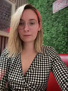 Snapshot of The_Snowwhitee chatting on March 17, 7:15 pm The Snowwhitee online show from March 17, 7:15 pm