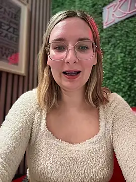 Snapshot of The_Snowwhitee chatting on March 1, 9:15 pm The Snowwhitee online show from March 1, 9:15 pm