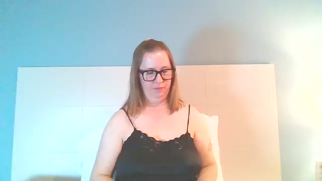 Snapshot of SweetandNaughty1 chatting on March 17, 6:18 am SweetandNaughty1 online show from March 17, 6:18 am