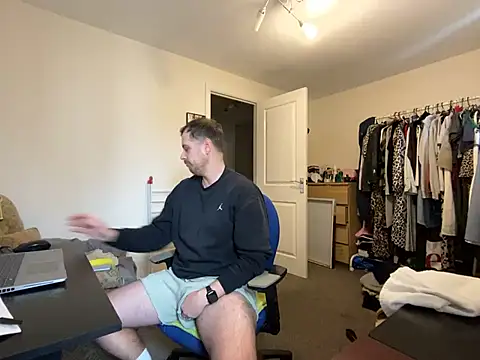 Snapshot of Kramer023 chatting on February 17, 1:44 pm Kramer023 online show from February 17, 1:44 pm