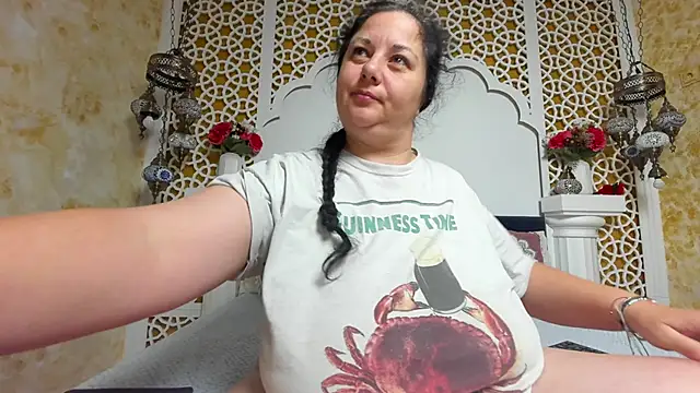 Snapshot of AleshaArabian chatting on December 2, 5:09 am AleshaArabian online show from December 2, 5:09 am