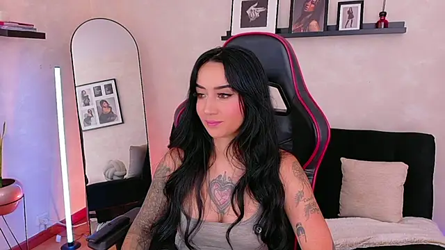 EmmyEvans1 online show from April 10, 7:43 pm