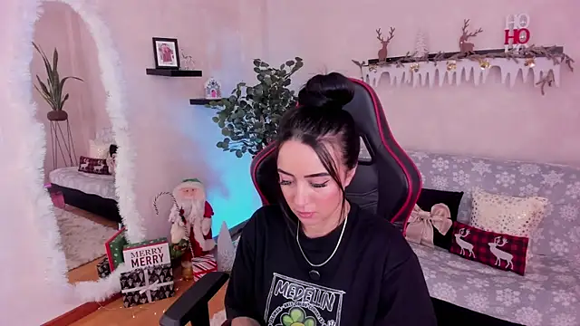 Snapshot of EmmyEvans1 chatting on November 23, 7:46 pm EmmyEvans1 online show from November 23, 7:46 pm