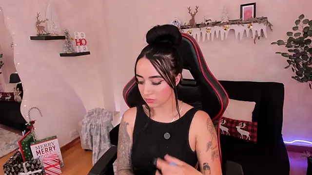 Snapshot of EmmyEvans1 chatting on November 12, 9:07 pm EmmyEvans1 online show from November 12, 9:07 pm