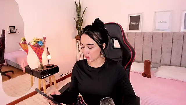 Snapshot of EmmyEvans1 chatting on March 12, 1:58 am EmmyEvans1 online show from March 12, 1:58 am