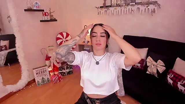 EmmyEvans1 online show from December 19, 7:38 pm