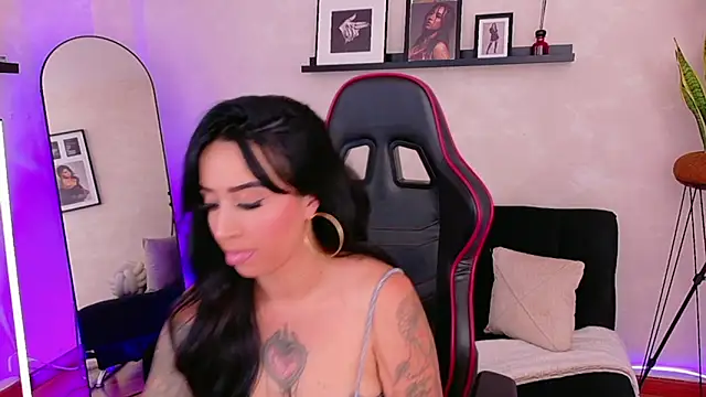 EmmyEvans1 online show from April 7, 7:37 pm