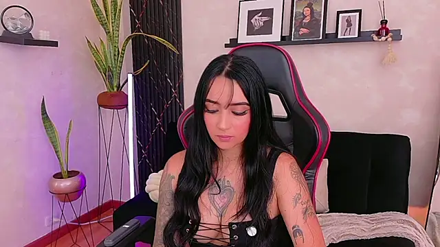 EmmyEvans1 online show from April 22, 7:42 pm