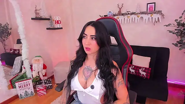 Snapshot of EmmyEvans1 chatting on November 18, 7:39 pm EmmyEvans1 online show from November 18, 7:39 pm