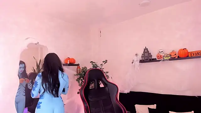 Snapshot of EmmyEvans1 chatting on October 31, 6:48 pm EmmyEvans1 online show from October 31, 6:48 pm