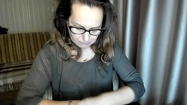 lauraoven online show from December 19, 8:06 am