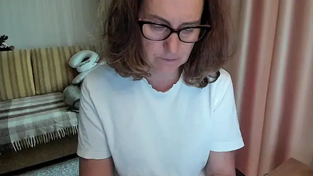 lauraoven online show from June 9, 8:15 am