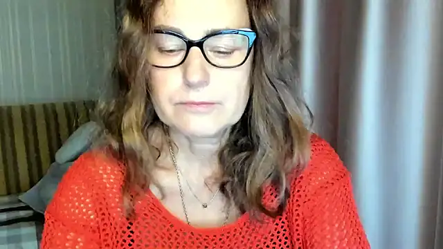 lauraoven online show from November 3, 7:35 am