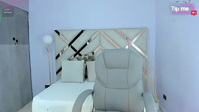 tati saldarriaga online show from November 19, 7:58 pm