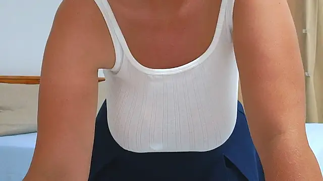 CurvyJules69 online show from March 11, 4:50 am